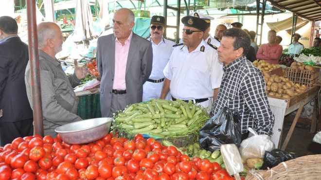 مدير أمن بورسعيد يتفقد أسواق الخضروات والفاكهة لمراقبة التسعيرة 