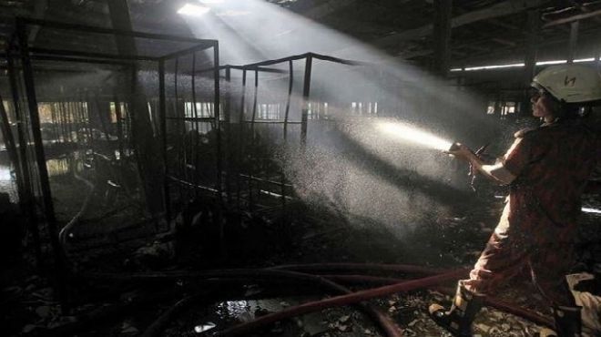 بالفيديو| امتداد حريق مخزن أخشاب في أسيوط لـ3 محال أقمشة مجاورة