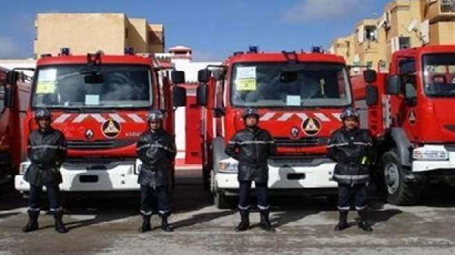 16 سيارة إطفاء تسيطر على حريق مصنع 