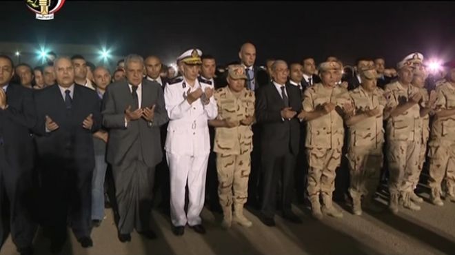 بالفيديو| محلب ووزير الدفاع يتقدمان الجنازة العسكرية لشهداء القضاء