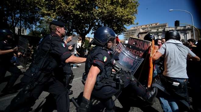 نقابات عمالية وطلبة يتظاهرون في إيطاليا احتجاجا على التدابير التقشفية