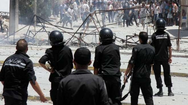 الشرطة التونسية تفرق متظاهرين في سيدي بوزيد بالرصاص المطاطي والغاز