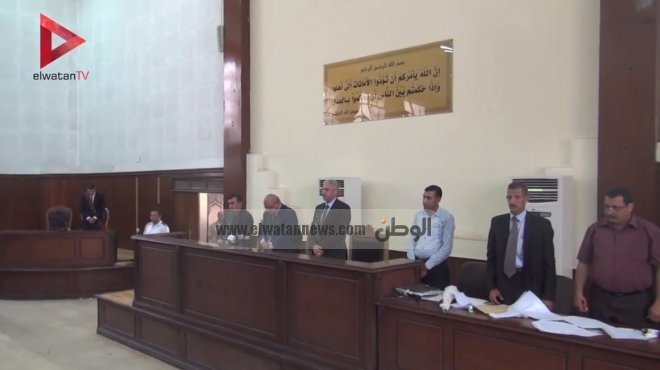 بالفيديو| القاضي يقف دقيقة حداد على أرواح «قضاة سيناء» قبل محاكمة بديع