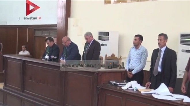 بالفيديو| القاضي يقف دقيقة حداد على أرواح «قضاة سيناء» قبل محاكمة بديع