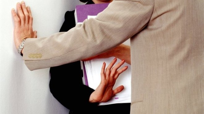 3 خطوات لمواجهة التحرش بالنساء في العمل