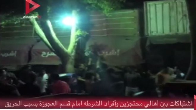 بالفيديو| اشتباكات بين أهالي محتجزين وأفراد الشرطة أمام قسم العجوزة
