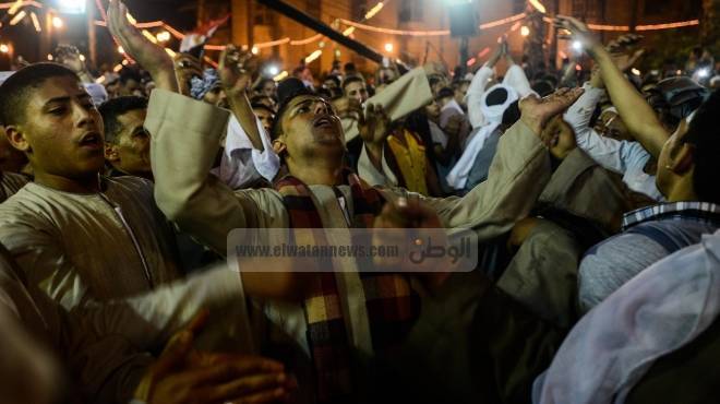 بالصور| المئات يحتفلون بالليلة الختامية لمولد الحسين