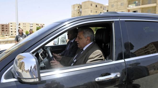 محلب يقود سيارته بشوارع مدينة بدر للوقوف على الخدمات المقدمة للأهالي 
