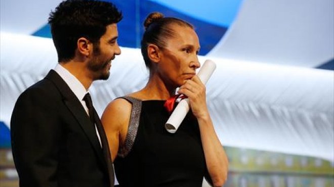 الفرنسية إيمانويل تحتفل مع طاهر رحيم بجائزة أفضل ممثلة في مهرجان 