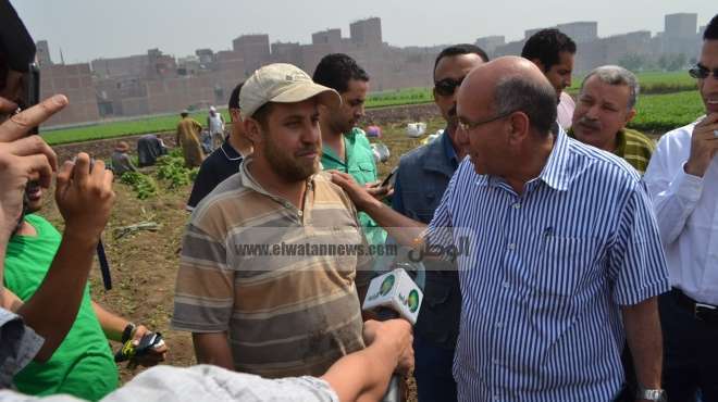 بالصور| وزير الزراعة يتفقد قرى 
