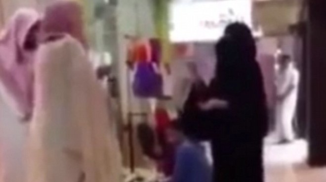 بالفيديو|طرد فتاة سعودية من داخل مول تجاري لعدم ارتدائها 