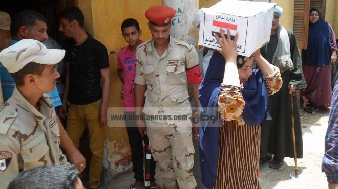 القوات المسلحة توزع 68 ألف كرتونة مواد غذائية على أهالي المنيا