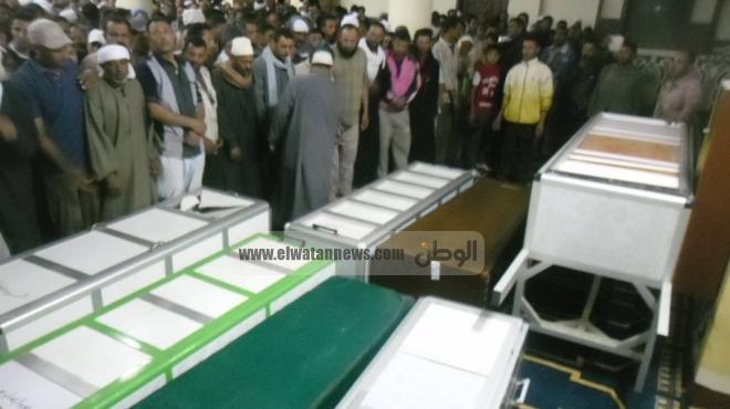 بالصور| تشييع جنازة 8 من عمال التراحيل بدمياط في جنازة شعبية بالدقهلية