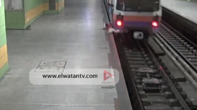 انفراد بالفيديو| لحظة سقوط طفل من كابينة المترو بمحطة السادات 