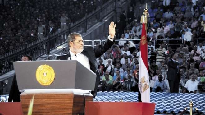 مرسي يطوف الصالة المغطاة لاستاد القاهر حاملا علم سوريا