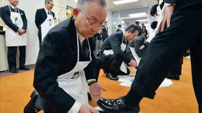 في اليابان.. المدير يمسح حذاء الموظف الجديد