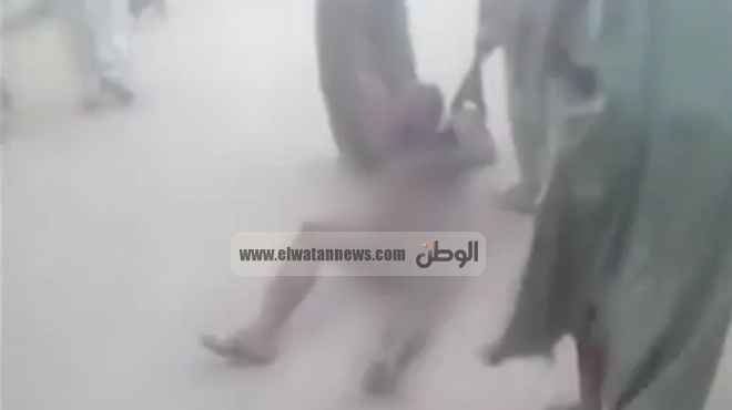 بالفيديو| مواطنون يسحلون رجلا عاريا على الطريق في قنا
