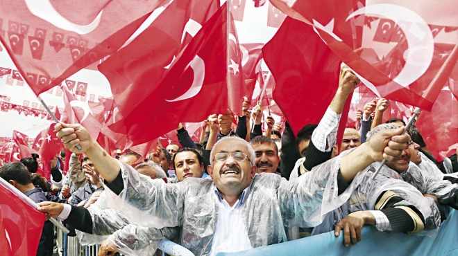الأتراك يصوتون بأكبر انتخابات برلمانية وسط مخاوف من التلاعب في النتائج