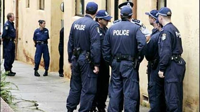 أفراد من الشرطة الاسترالية يقاتلون 