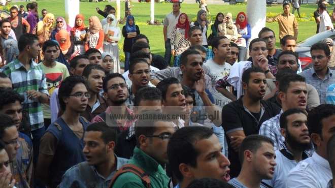 الأمن الإداري بجامعة قناة السويس يفض مظاهرات ضد براءة مبارك