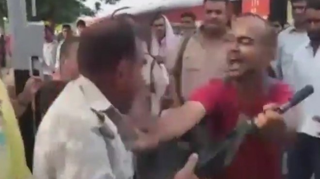بالفيديو| ضرب أحد أفراد الشرطة الهندية بعد تحرشة بأمراة داخل قطار