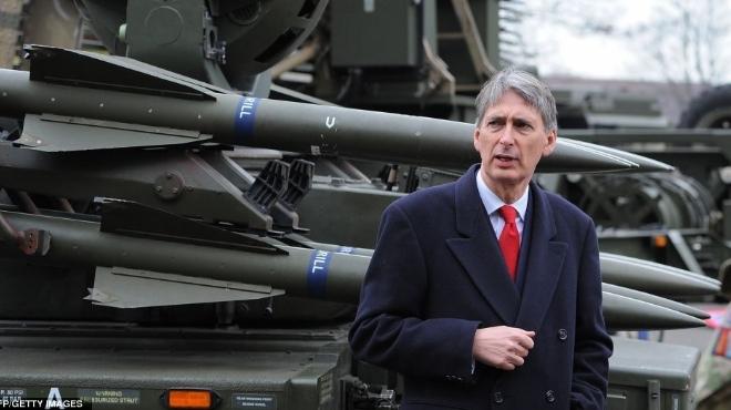 وزير الدفاع البريطاني يتعرض لانتقادات شديدة لإخفائه تعرض إحدى الغواصات النووية لتسرب إشعاعي