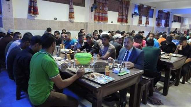 بالصور| مدير أمن القاهرة يتناول الإفطار مع مجندي أمن الجبل الأحمر