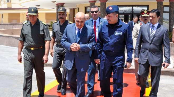 وزير الدفاع يعود إلى القاهرة بعد رفع العلم المصري على الفرقاطة 