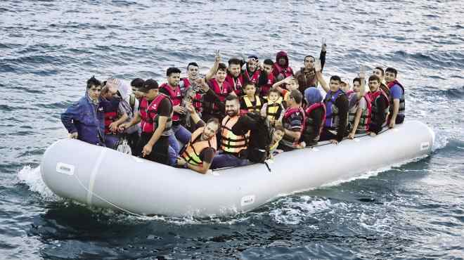 العثور على جثث 5 مهاجرين في زورق قرب إيطاليا وإنقاذ 550 آخرين