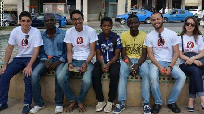 شباب مغاربة يحاربون العنصرية بتوزيع ورود على المهاجرين السود