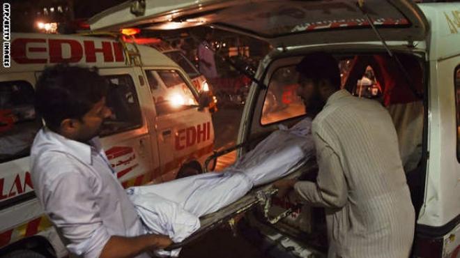 مقتل 12 جنديا في حادث سقوط قطار يقل جنودا في باكستان