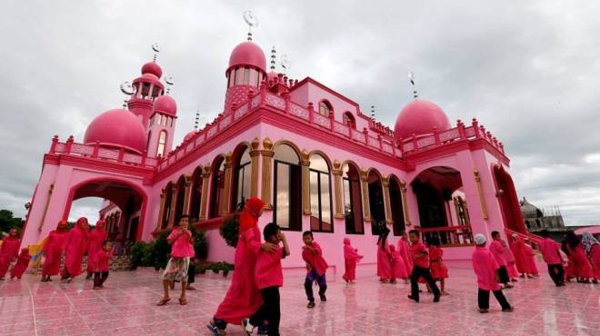 بالصور| مسلمو الفلبين يستقبلون رمضان باللون الوردي في مسجد 