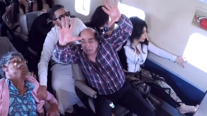 عبدالله مشرف يصرخ ويبكي داخل طائرة 