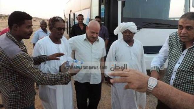 مدير أمن أسوان يقدم وجبات إفطار لركاب أتوبيس متعطل قادم من السودان