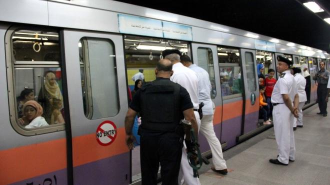 شرطة النقل والمواصلات توزع أعلام مصر على الركاب بالمترو والسكة الحديد