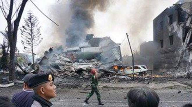 بالصور| تحطم طائرة عسكرية إندونيسية في سومطرة ومصرع 30 شخصا