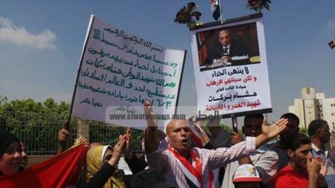 بالصور| العشرات يشيعون جنازة النائب العام بأعلام مصر والمصحف مع الصليب