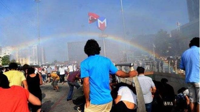 ظهور ألوان قوس قزح أثناء فض مظاهرة للمثليين بتركيا