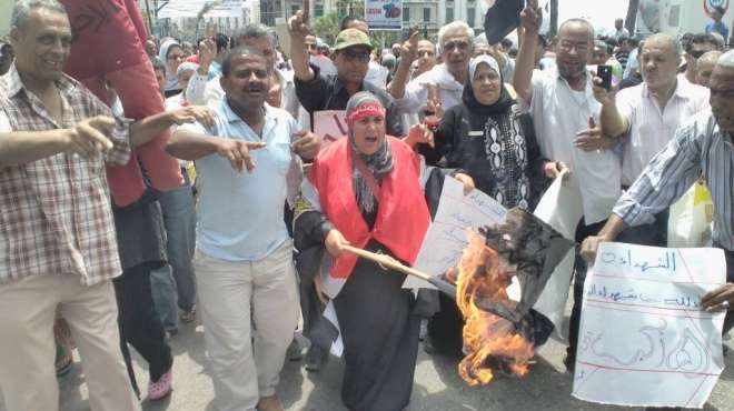 بالصور| أهالي الإسكندرية يحرقون راية 