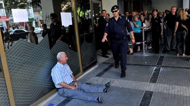 وزير الاقتصاد الإسباني: مستعدون لإجراء مباحثات لإنقاذ اليونان ماليا