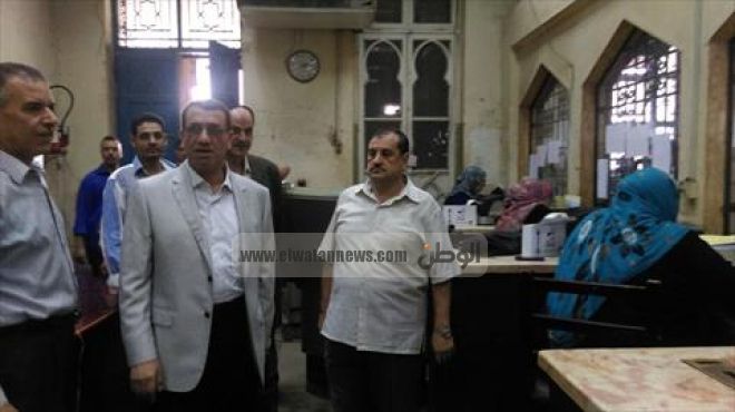 رئيس هيئة السكة الحديد يجري جولة تفقدية لمحطة مصر
