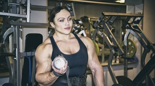بالصور| روسية تحصل على لقب أقوى امرأة في العالم