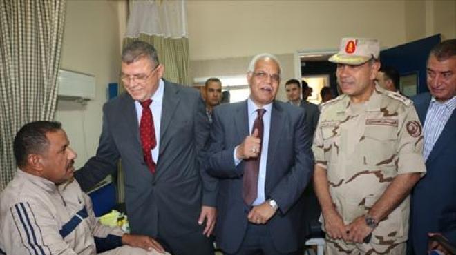 محافظ القاهرة ووزير الاتصالات يزوران مصابي الجيش بالمعادي العسكري