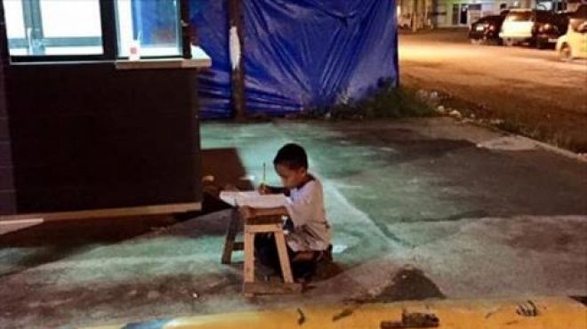صحيفة إيطالية: طفل يذاكر على ضوء مصباح الشارع أصبح مصدر إلهام العالم