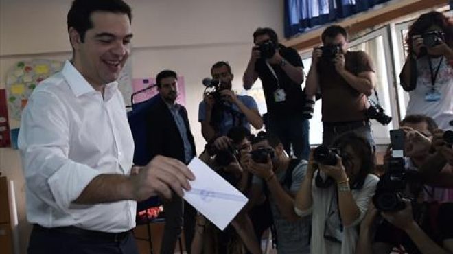 بالصور| مراكز التصويت في اليونان تفتح أبوابها للاستفتاء