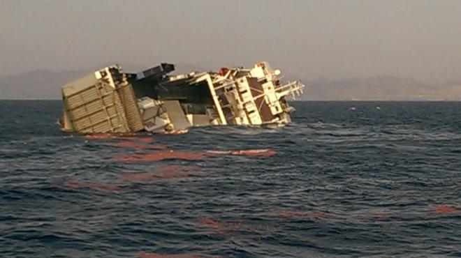 غرفة عمليات من شئون البيئة لمتابعة موقع حادث غرق سفينة الشاحنات بسفاجا