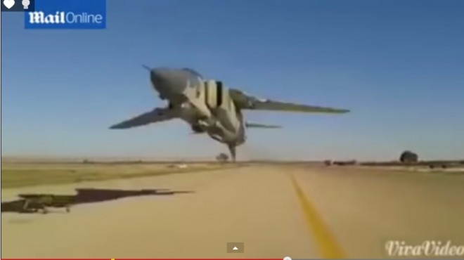 بالفيديو| ليبي ينجو من اصطدام طائرة حربية برأسه أثناء تحليقها