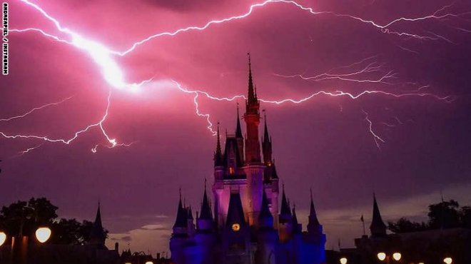 بالصور| عاصفة رعدية تضيء سماء قلعة سندريلا بعالم ديزني