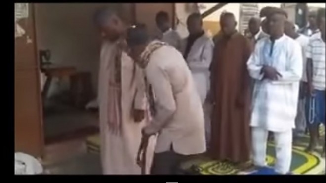 بالفيديو| رجل إفريقي يخرج من الصلاة ويتشاجر مع الإمام