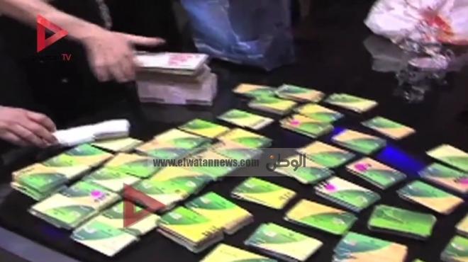بالفيديو| القبض على شخص بحوزته 1000 بطاقة تموينية لسرقة الدعم